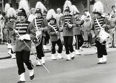 404210 Afbeelding van een uitvoering door de Showband Hoograven uit Utrecht tijdens de Taptoe De Meern op het ...
